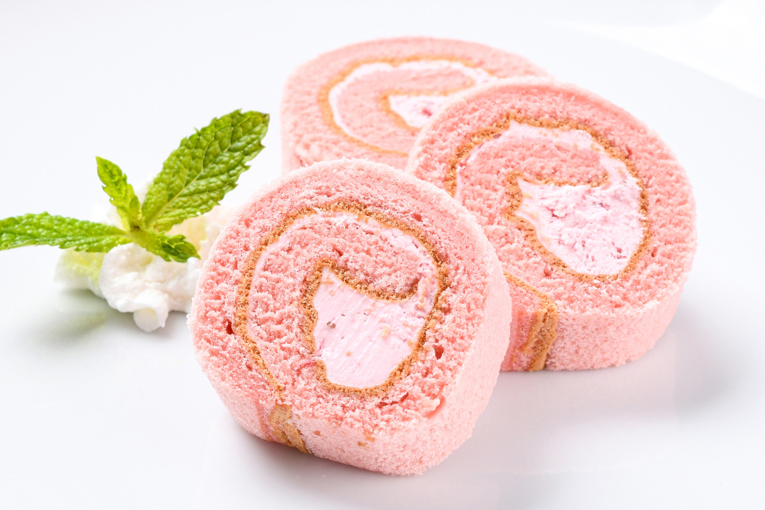 とちおとめイチゴロールケーキ（カット済） | 業務用食材通販｜飲食店